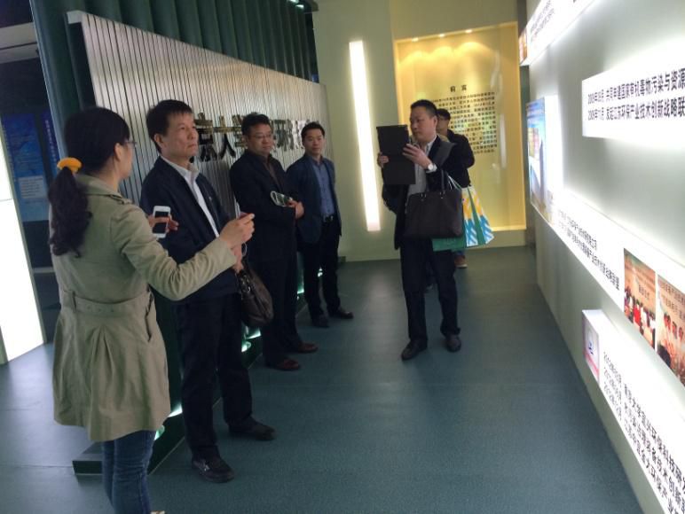 图为我公司人员向杭州汇林科技创业园领导介绍发展历程。